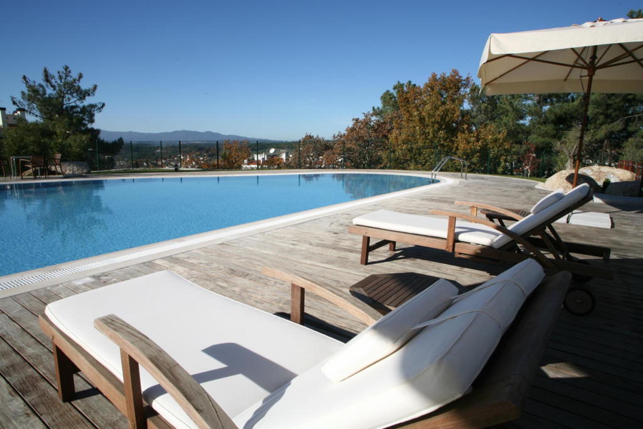 Montebelo Viseu Congress Hotel & Spa Exterior foto The pool at the hotel